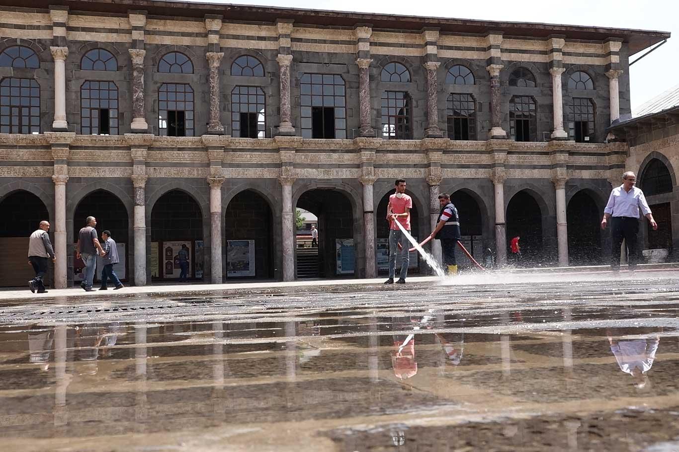 Diyarbakır'da Cuma namazı öncesi camiler dezenfekte edildi